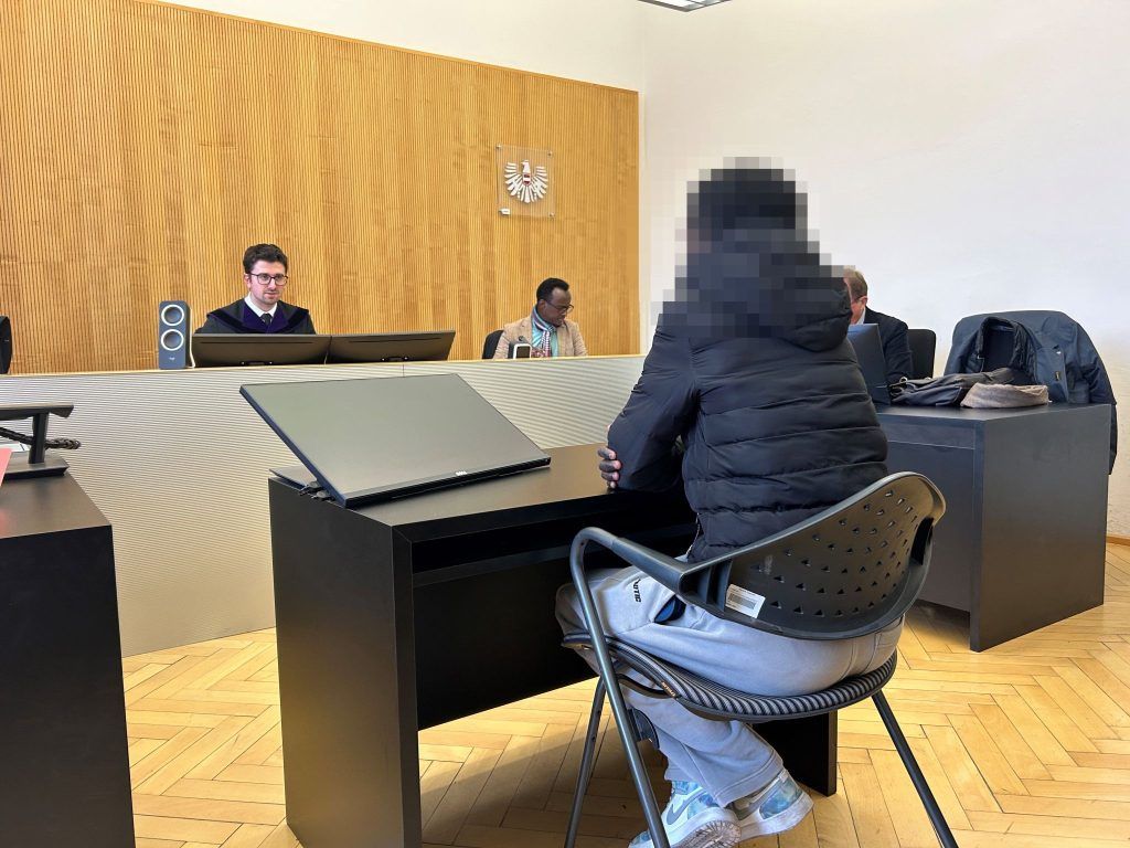 Jugendlichen auf der Toilette genötigt: &#8220;Zieh dich aus!&#8221;