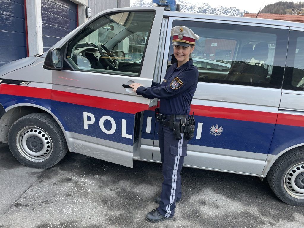 Eine starke Frau in Uniform
