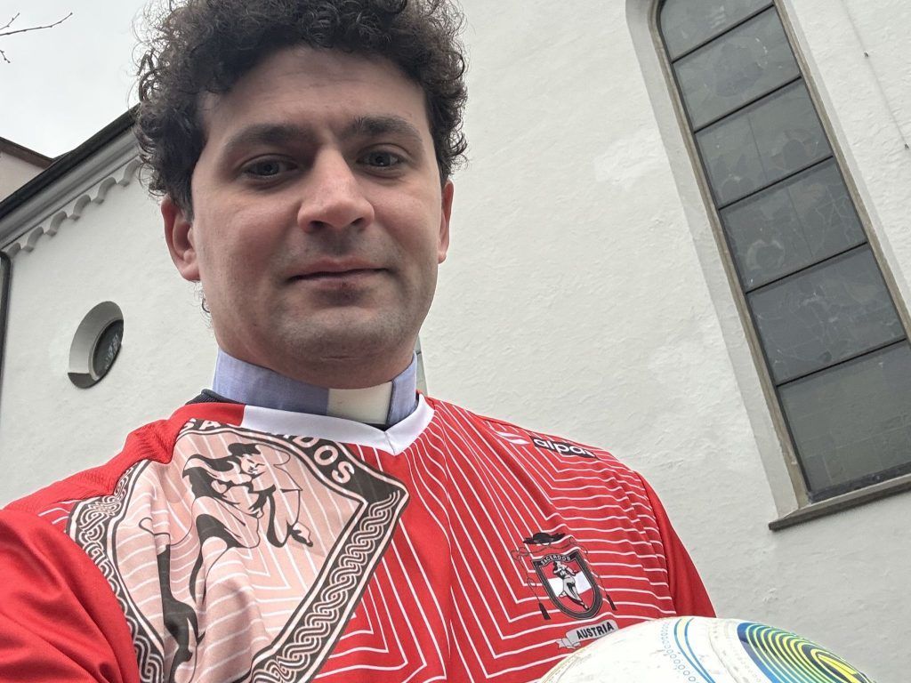 Vorarlberger Priester mit Fußball-EM-Mission