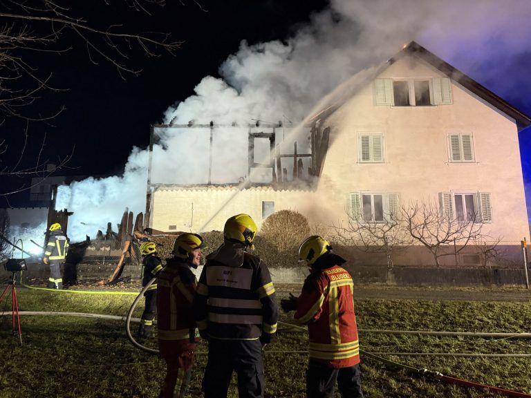 Leerstehendes Haus in Bludenz im Vollbrand