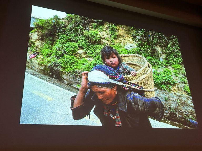 Benefizveranstaltung Nepal Wolfgang Bartl let the children walk