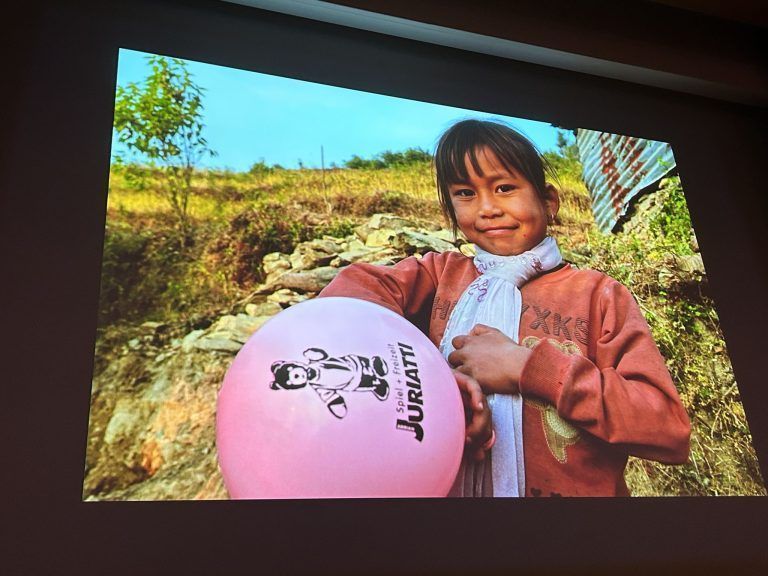 Benefizveranstaltung Nepal Wolfgang Bartl let the children walk