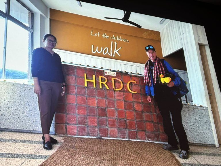 Benefizveranstaltung Nepal Wolfgang Bartl let the children walk