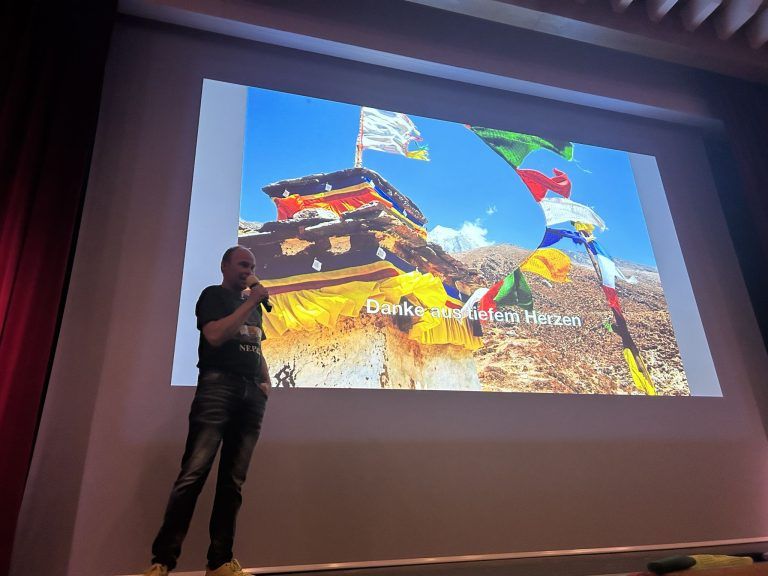 Benefizveranstaltung Nepal Wolfgang Bartl let the children walk