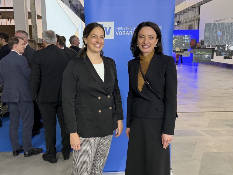 Katharina Rhomberg-Shebl und Sandra Lercher bei bester Laune