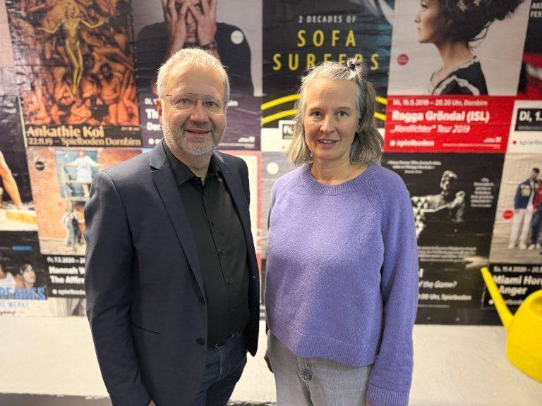 Krebshilfepräsident Bernd Hartmann und Spielboden GF Heike Kaufmann freuten sich über den Erlös