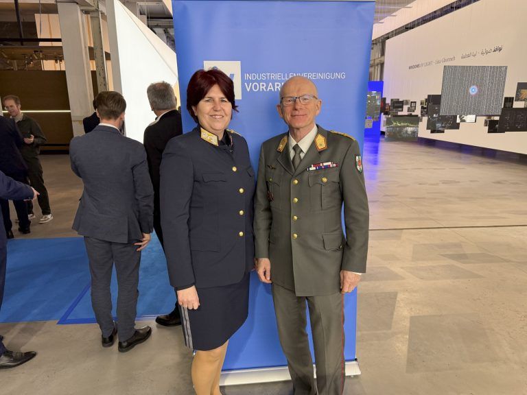 Landespolizeidirektorin Uta Bachmann und Militärkommandant Gunther Hessel