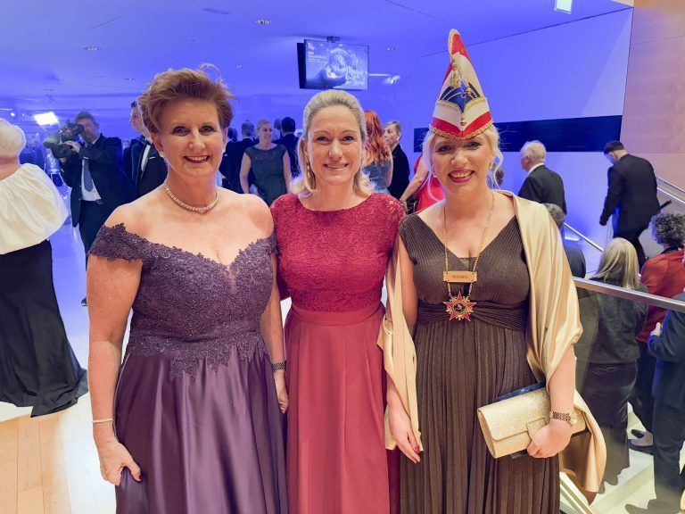 Neo Ehrensenatsrätinen Sabine Tichy-Treimel und Helga Boss mit Nicole Feurstein-Hosp