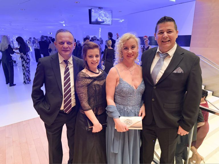 Oli Neyer und Nina mit Nataliya und Chris Alge