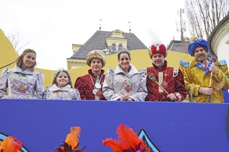 Das Bregenzer Prinzenpaar 2025 Prinz ORE LXVII., Hannes I., und Ihre Lieblichkeit Ines I. mit den Infanten Marie, Luisa und Benedikt sowie Zere Pommes. - © Michael Felder