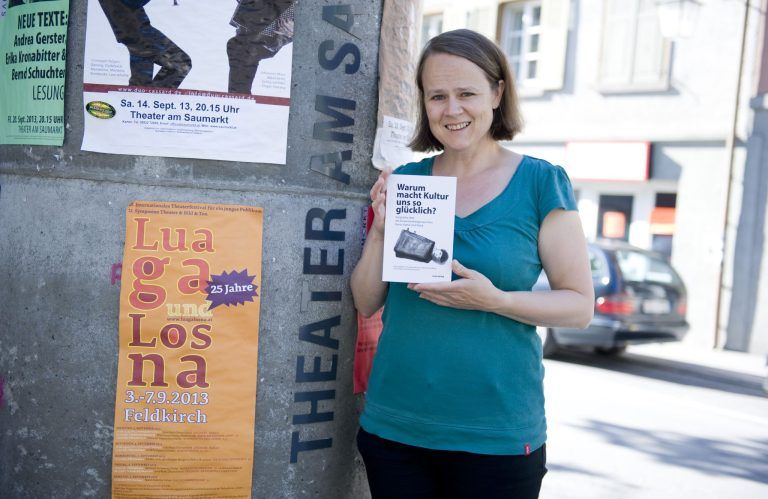 Sabine Benzer mit ihrem Buch im Theater am Saumarkt