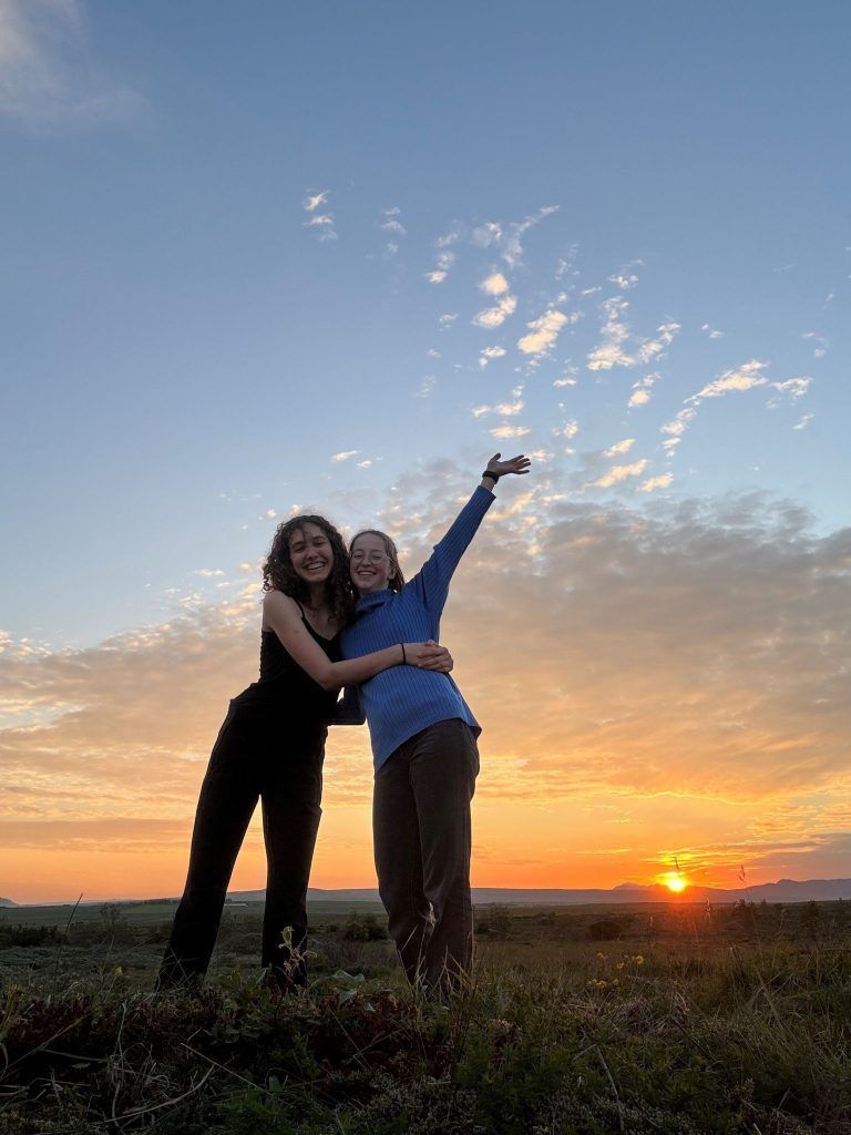 HLS Schülerinnen Maja Seegerer und Valentina Walch auf Praktikum auf Island; Direktorin Dagmar Waibel-Mätzler