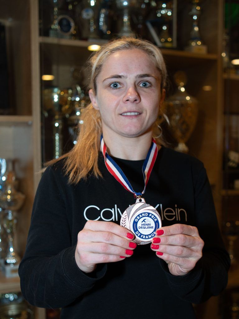 Die Götzner Ringerin Oleksandra Kogut gewinnt Bronze beim Großen Preis von Frankreich: Oleksandra, wieder zurück im Vereinslokal, zeigt stolz ihre gewonnene Bronzemedaillevoller Stolz