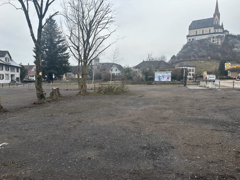 Parkplatz in Rankweil wird kostenpflichtig: Entscheidung sorgt für Unmut: Die Benützer des Parkplatzes werden zur Kasse gebeten.