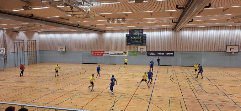 Hallenzauber beim FC Höchst wieder großer Erfolg: Am Samstagabend fegten die Altherren übers Feld.