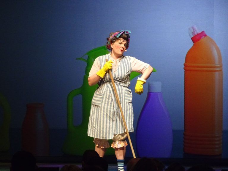 Ein Feuerwerk aus Witz, Tanz und Tradition: Putzfrau Susanna Kvas durfte auch heuer im Programm nicht fehlen.