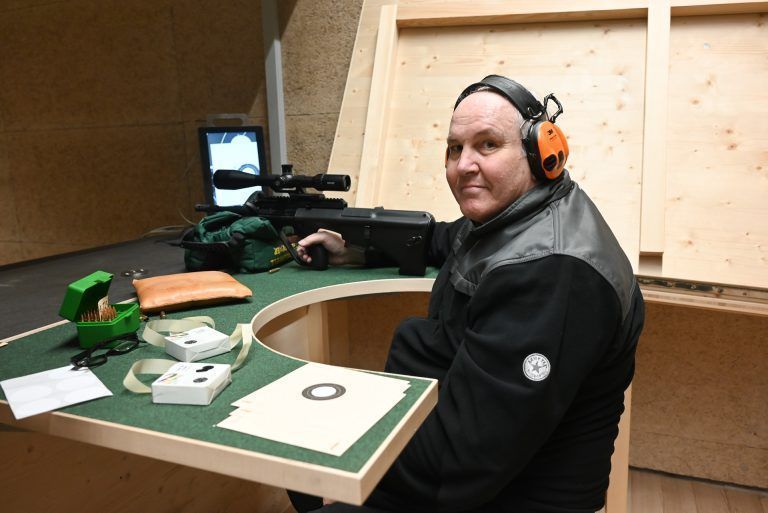 Neues Schützenhaus Rheintal begeistert : Jäger und Sportschütze Horst Falger aus Dornbirn hat am 100-Meter-Schießstand Platz genommen.