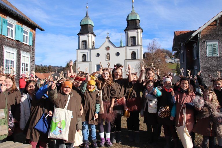 Weit mehr als nur ein Geheimtipp: Die Kinder der Volksschule waren als Rehe verkleidet dabei.