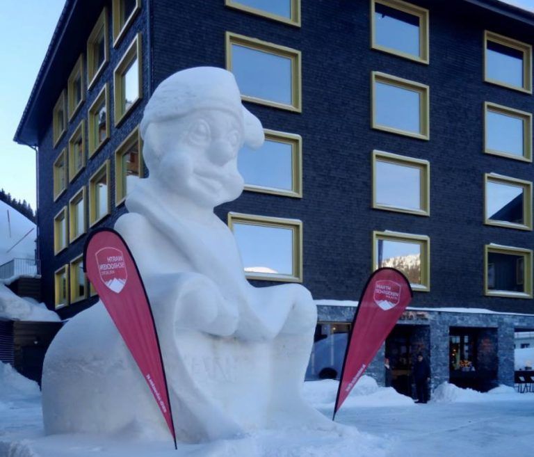 Bärig – Warth hat ein neues Eiskunstwerk: Im Vorjahr stand der Walser Wichtel, Ernst Schnöllers eisiges Kunstwerk, noch ohne Schutz gegen die Sonne auf dem Warther Dorfplatz.