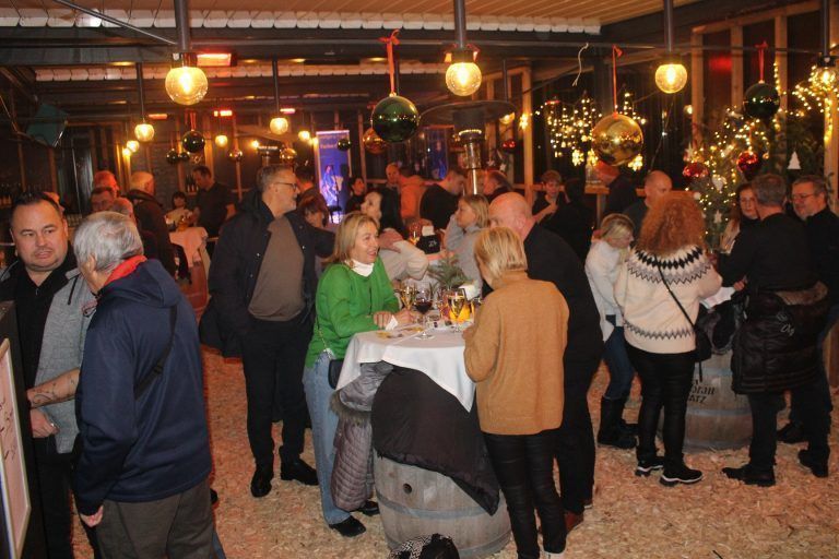 Rustikal bis nobel im Wirtshaus am See : Tonnenweise Hackschnitzel, aufgeschlichtete "Schitterbiega" oder alte Weinfässer als Stehtische verliehen im Verein mit passender Deko der Terrasse „landwirtschaftliches Flair“.