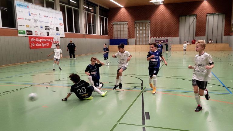 SV typico Lochau: Einladung zum „Raiffeisen-Nachwuchs-Hallenturnier 2025“: Mit viel Begeisterung ist die Fußballjugend beim großen „Raiffeisen-Nachwuchs-Hallenturnier 2025“ in Lochau im Einsatz.