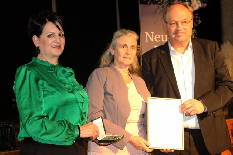 Vereine sind das Herz der Gesellschaft: Das Marktsiegel in Silber gab es für Ingeborg Schwaiger, 20 Jahre Hauptverantwortliche des Kneipp-Aktiv-Klubs . . .