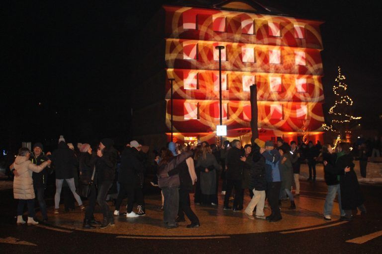 Ein wohl einmaliges „historisches Ereignis“: vor der imposanten Kulisse der Lichtshow auf der Posthus-Fassade tanzten die Fise-Gäste zum Donauwalzer auf dem Kreisverkehr ins neue Jahr hinein. STP