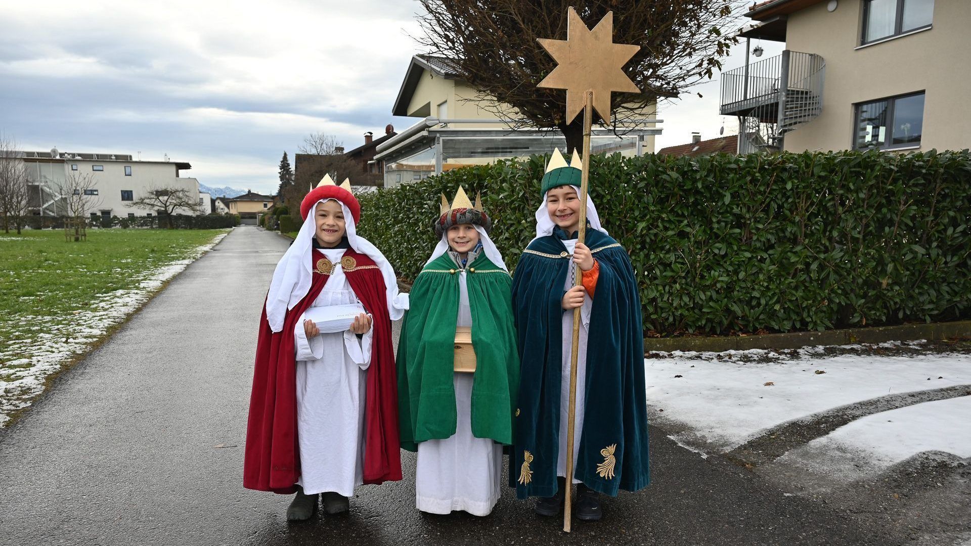Florian, Luis und Edi waren in diesem Jahr als Sternsinger unterwegs und brachten als heilige drei Könige den Menschen die Friedensbotschaft nach Hause.