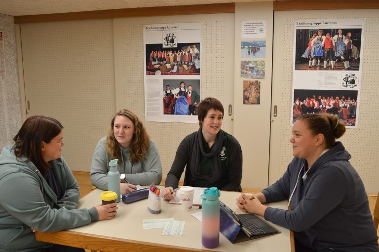 „Bin im Trachtenverein groß geworden“: Die Kindertanzleiterinnen besprechen sich. (Trachtenverein)