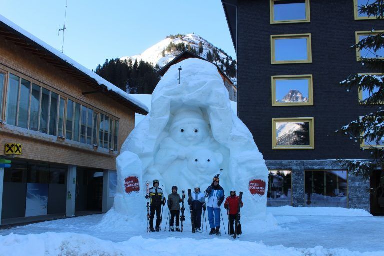Ein Gruppenbild mit der eisigen Bärenfamilie in einer Art Schutzhöhle ist für viele Urlauber ein beliebtes Fotomotiv, um es umgehend den Daheimgebliebenen zu posten. STP