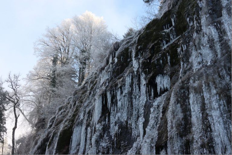Spektakel der Natur: Das Rote Tor in Rankweil wird zum Eisparadies: Eisberg in Rankweil