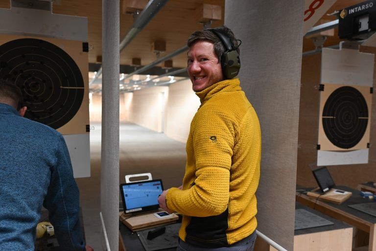 Neues Schützenhaus Rheintal begeistert : Markus Grabher ist in seinem Element und übt am Pistolenstand.