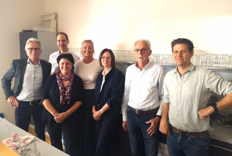 Feuerwehrjugend zeigte Großzügigkeit: Der Ausschuss des Krankenpflegevereins freut sich über die Solidarität der Jugendlichen mit alten und kranken Mitbürgern.