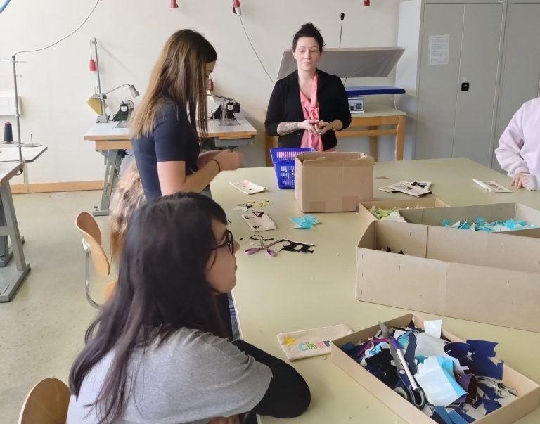 Ein Tag voller Technik, Kreativität und Zukunftsperspektiven beim Girl´s Day: Lydia Linher (Lehrerin, Mode und Grafik) und Schülerinnen des Modezweige gestaltete mit den Mädchen kleine Mäppchen.