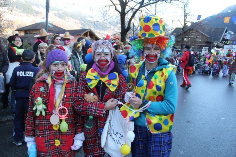 Größter Umzug der Region: Viele bunte Clowns gaben sich am Sonntag ein Stell-Dich-Ein