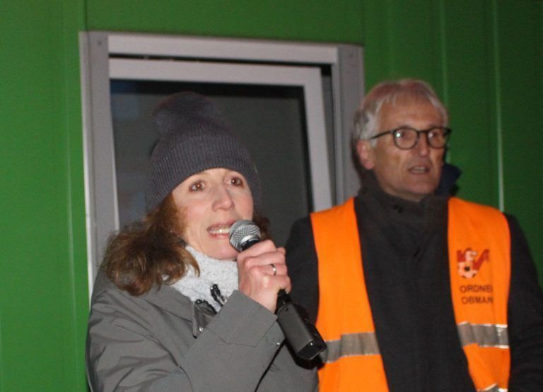 Donauwalzer im Egger Kreisverkehr : Bürgermeister Paul Sutterlüty und seine Stellvertreterin Carmen Willi zählten die letzten Sekunden des alten Jahres herunter.