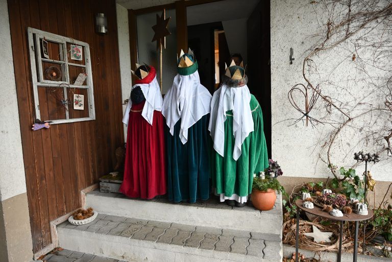 Königliche Post der Sternsinger: Von Tür zu Tür marschierten die drei und überbrachten den Menschen den Segen für das kommende Jahr.