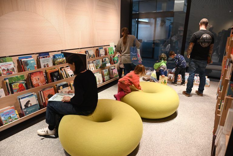 Renovierte Bibliothek wieder eröffnet: Auch für kleinere Kinder gibt es viele Verweilmöglichkeiten, um Bücher anzuschauen.