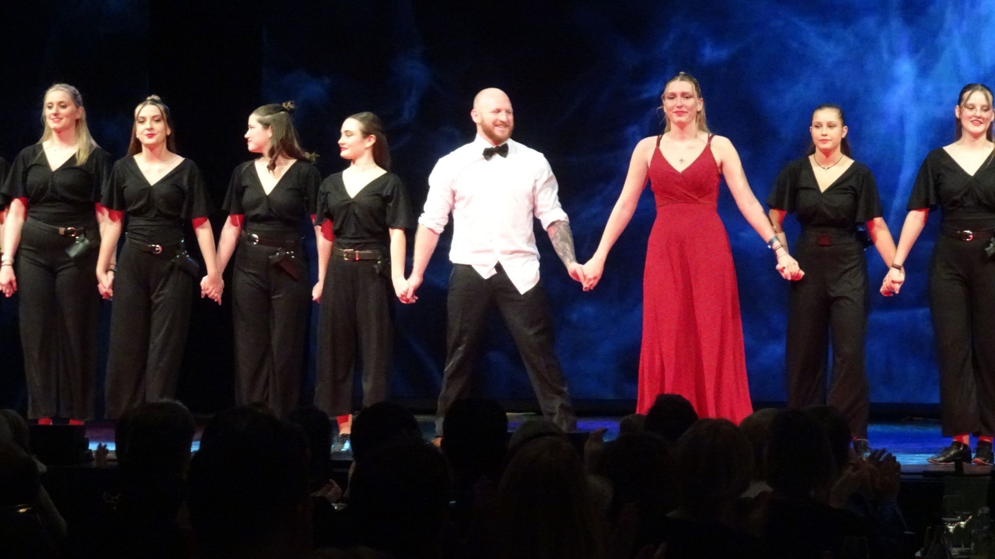 Ein Feuerwerk aus Witz, Tanz und Tradition: Die Kehlegger brachten originell James Bond auf die Kulturhaus-Bühne.