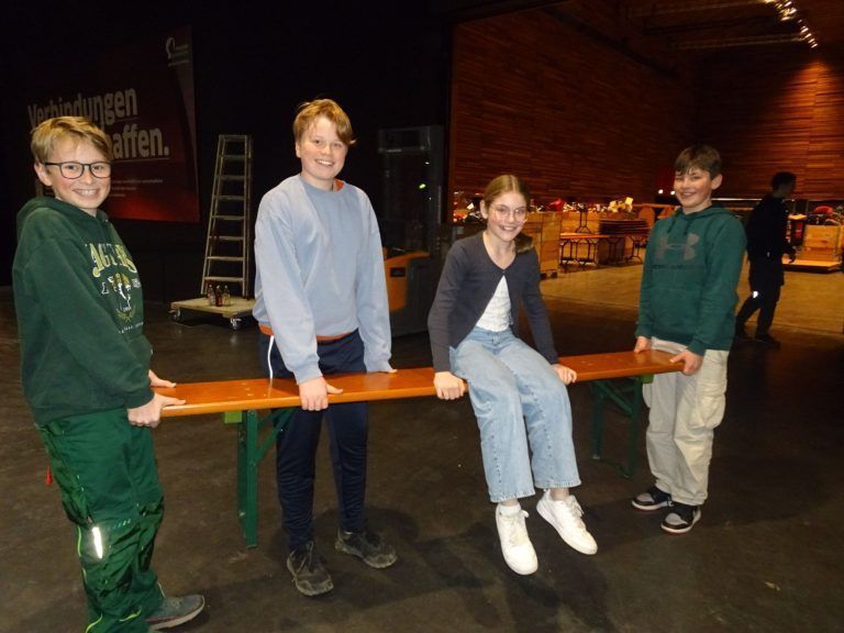 Thomas Spiegel ist das technische Herz der größten Fundgrube Österreichs. : Johannes, Benedikt, Ella und Valentin gehören zu den ganz jungen Helfern in der Flohmi-Familie.