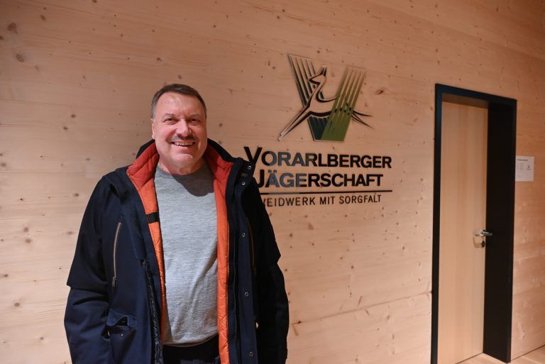 Oberschützenmeister Heinz Hagen führt stolz durch das neue Schützenhaus an der Lustenauer Feldrast.