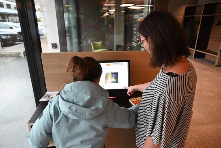 Renovierte Bibliothek wieder eröffnet: An einem Selbstausleihportal können die Kunden ihre Bücher eigenständig ausleihen und wieder zurückbringen.
