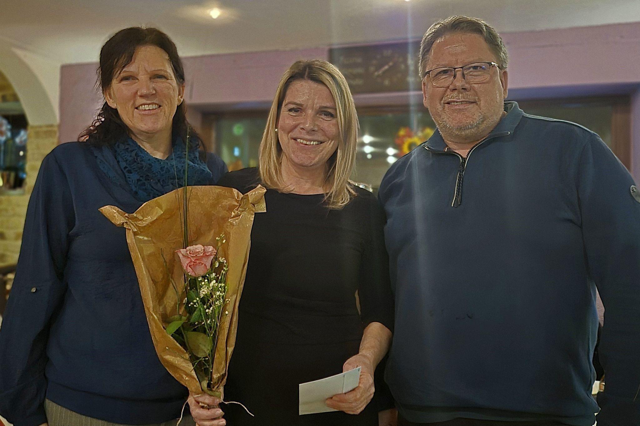 (v.li.) Vizeobfrau Carmen Seiss mit Britta Braza der scheidenden Kassierin und Chorleiter Jürgen Waibel.