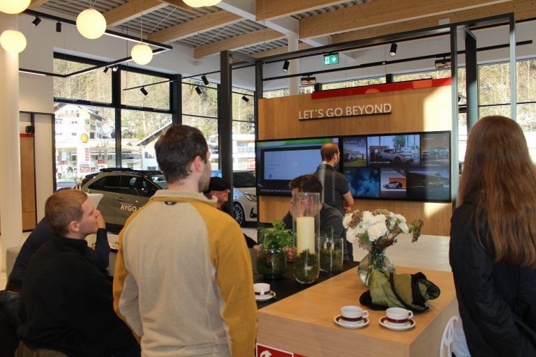 Traditions-Autohaus setzt neue Maßstäbe: Im modernen Schauraum können alte und neue Kunden nicht nur die neuesten Modelle in Augenschein nehmen, via Großbildschirmen liefert „let’s go beyond“ auch eine Fülle zusätzliche Informationen.