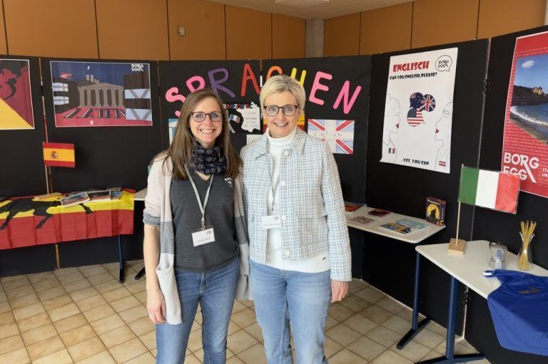 Kreativ, musikalisch und naturwissenschaftlich: Das vielfältige Sprachenangebot präsentierten die Lehrerinnen Veronika Eberle und Monika Kubesch-Fuchs.