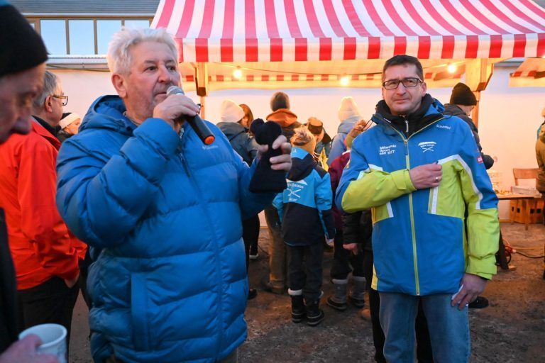 Jubiläumsfeier 70 Jahre Schilift Paluda: Max Renner darf lebenslang den Paludalift gratis benützen und darf vordrängeln.
