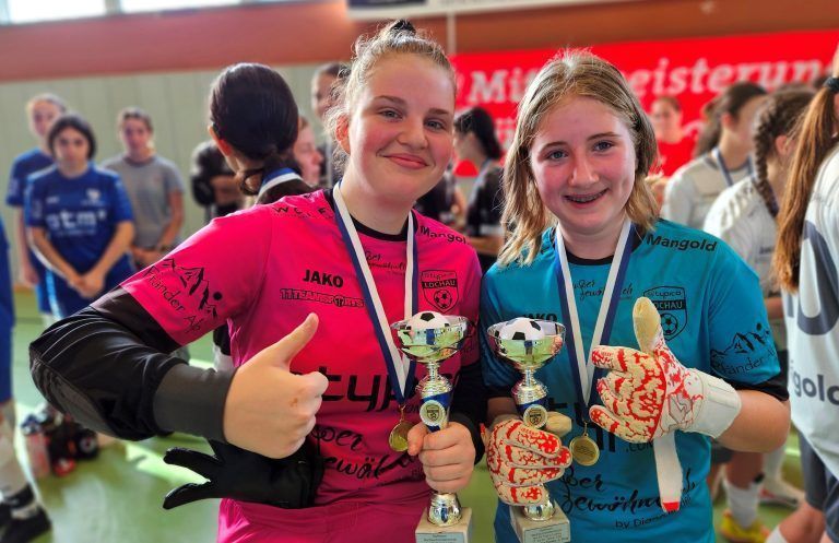 SV typico Lochau feiert erfolgreiches Raiffeisen-Nachwuchs-Hallenturnier 2025 : Die beiden Torfrauen der U16 Mädchen des SV typico Lochau: Jana Golob und Vivien Ill.