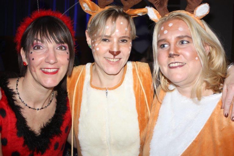 Tierische Mega-Party zum Jubiläum mit neuem Rekord: Frauentrio mit ausgelassener Stimmung.