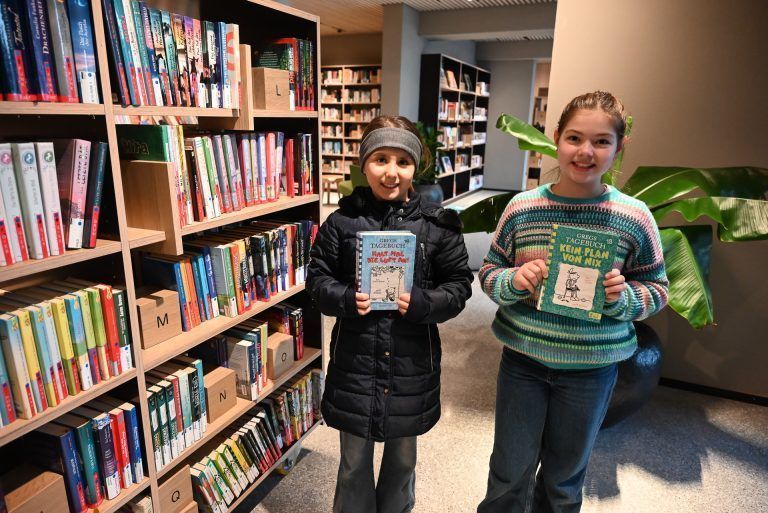 Renovierte Bibliothek wieder eröffnet: Auch Serfa und Rosalinda sind bereits fündig geworden und haben "ihr" Buch gefunden.