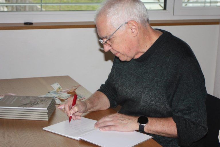 Vier verlorene Jahre auf 50 Seiten dokumentiert: Signieren des eigenen Buch war angesagt.